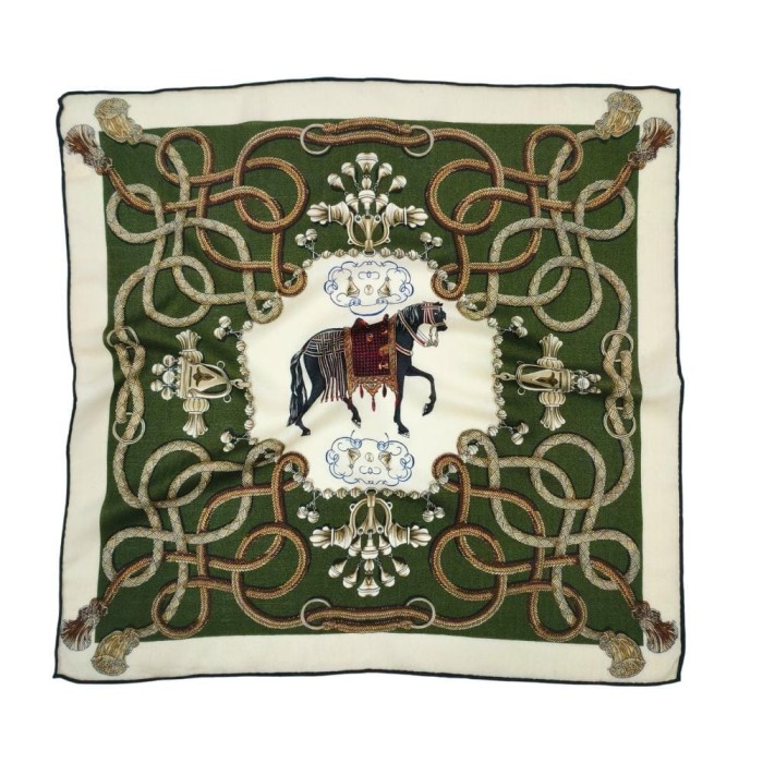 Apaszka Equestrian Prestige 66x66 cm z jeździeckim wzorem i ręcznie rolowanymi brzegami