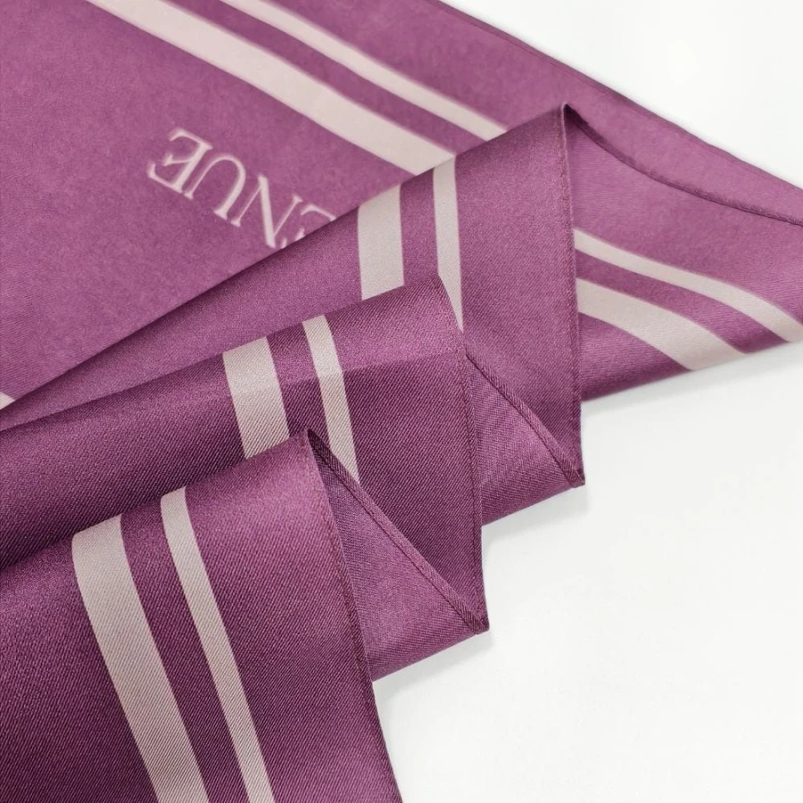 Detal jedwabnej apaszki Violet Sable – precyzyjne wykończenie i wzór Silk Avenue
