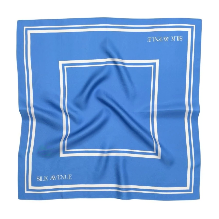 Jedwabna apaszka Bleu Blanc Silk Avenue – błękitna z białymi paskami