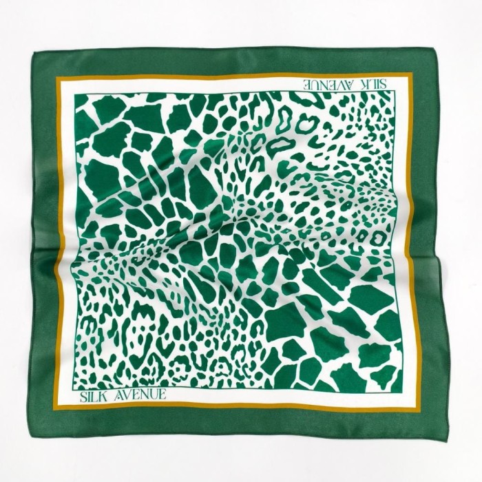 Jedwabna gawroszka Jungle Safari 53x53 cm w zielonym kolorze z motywem safari