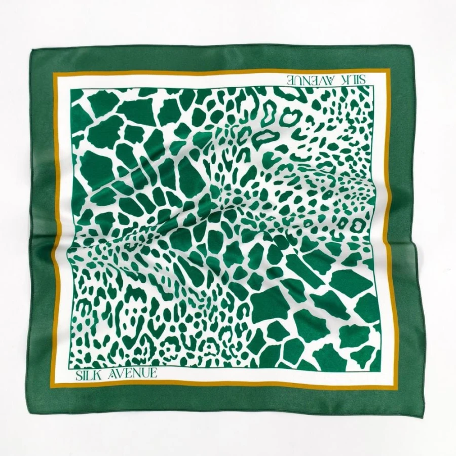 Jedwabna gawroszka Jungle Safari 53x53 cm w zielonym kolorze z motywem safari