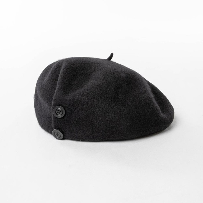 czarny beret z ozdobnymi guzikami wykonany z wełny