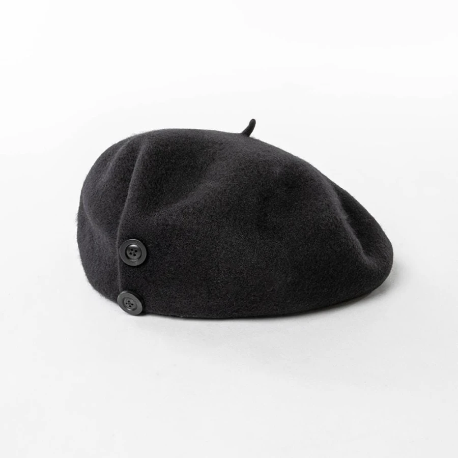 czarny beret z ozdobnymi guzikami wykonany z wełny