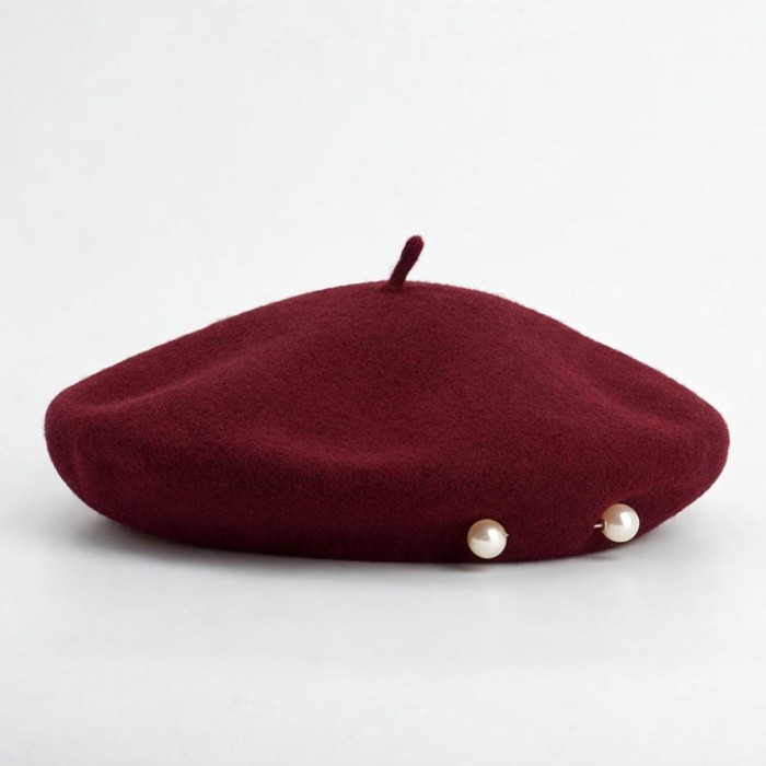 bordowy wełniany beret z ozdobnymi perłami