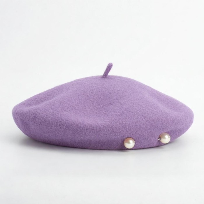 fioletowy beret z ozdobnymi perłami