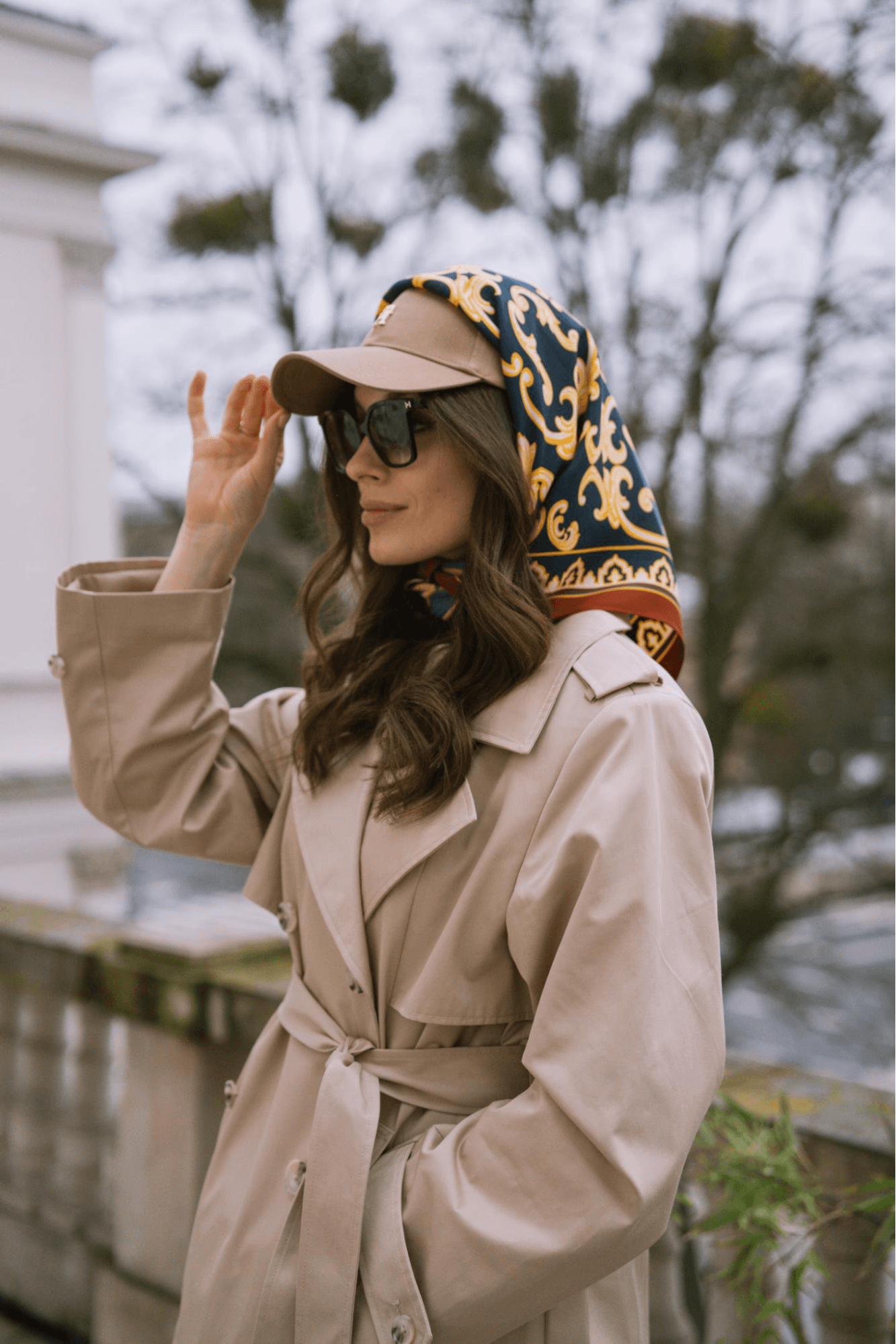kobieta w apaszce na głowie od Silk Avenue