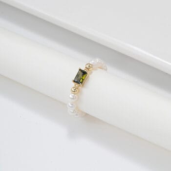 pierścionek z pereł z zieloną cyrkonią